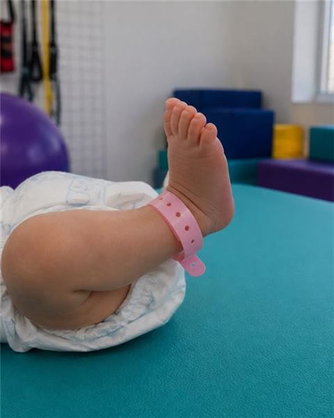 Bebê prematuro em estimulação precoce para atraso motor e fisioterapia infantil na Clínica AmarElo