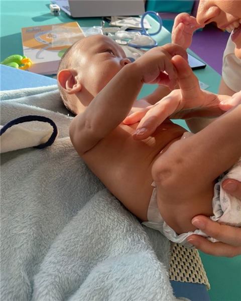 Bebê recém-nascido em acompanhamento neuropediátrico na Clínica AmarElo