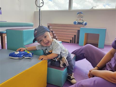 Menino sorridente durante acompanhamento terapêutico na Clínica AmarElo